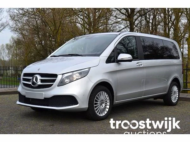Personenauto - afbeelding 1 van  31