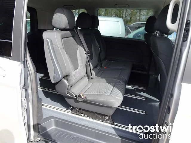 Personenauto - afbeelding 13 van  31