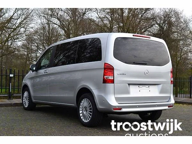 Personenauto - afbeelding 14 van  31