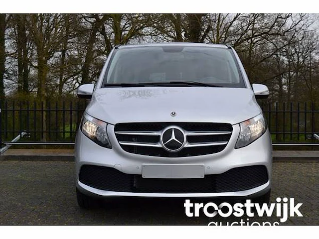 Personenauto - afbeelding 12 van  31