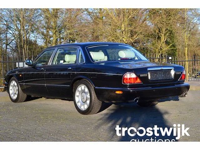 Personenauto - afbeelding 2 van  45