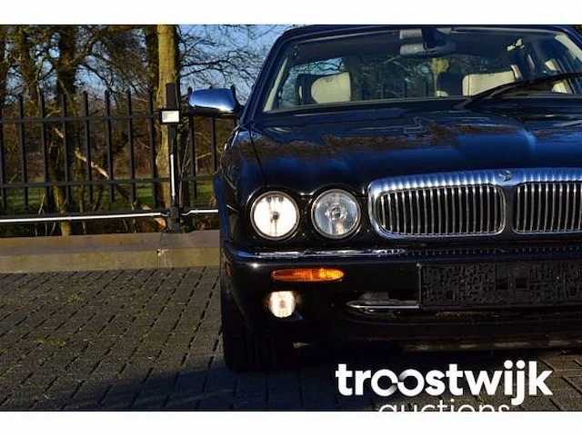 Personenauto - afbeelding 12 van  45