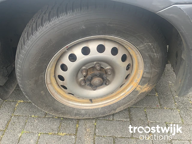 Personenauto - afbeelding 8 van  19