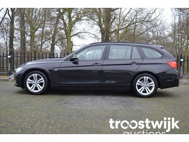 Personenauto - afbeelding 33 van  37