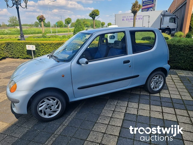Personenauto - afbeelding 1 van  9
