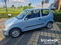 Personenauto - afbeelding 1 van  9