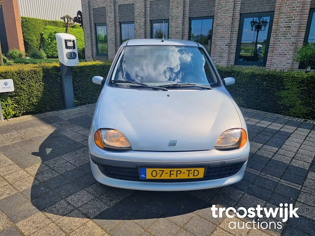 Personenauto - afbeelding 2 van  9
