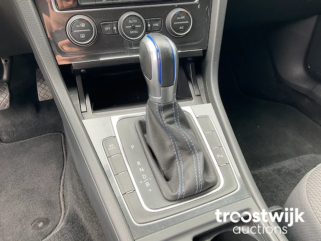 Personenauto - afbeelding 4 van  26