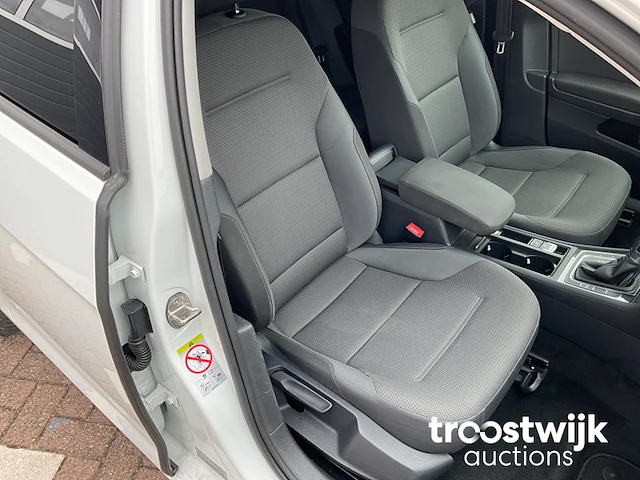 Personenauto - afbeelding 7 van  26