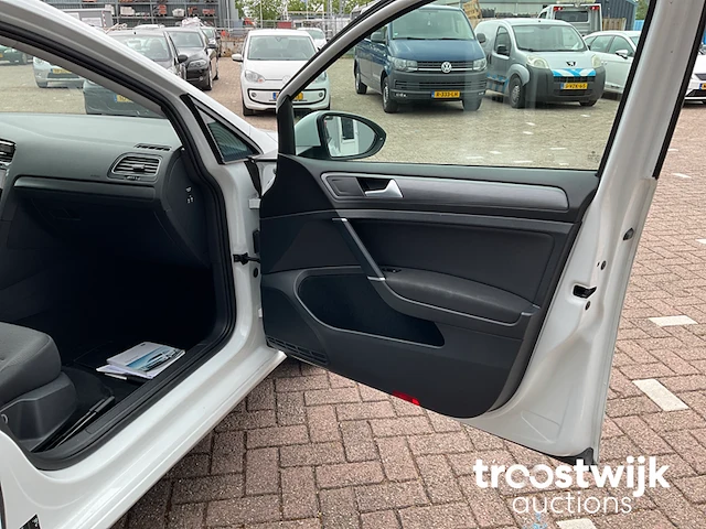 Personenauto - afbeelding 8 van  26