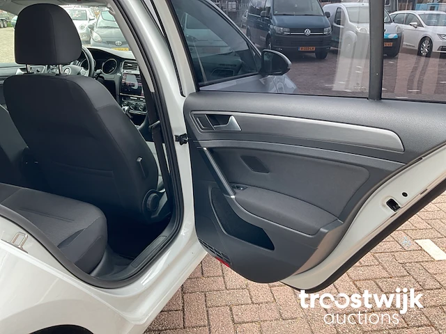 Personenauto - afbeelding 10 van  26