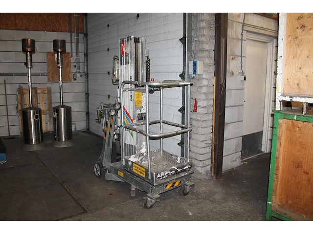 Personenlift alplift type phci940. bouwjaar 1998. vermoedelijke max hoogte 9m40, max belasting 135kg. - afbeelding 1 van  3
