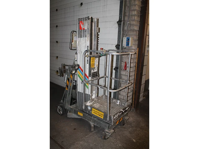 Personenlift alplift type phci940. bouwjaar 1998. vermoedelijke max hoogte 9m40, max belasting 135kg. - afbeelding 2 van  3