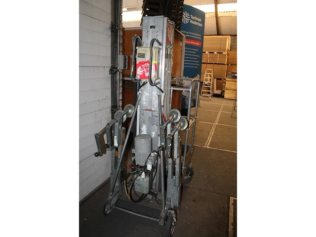 Personenlift alplift type phci940. bouwjaar 1998. vermoedelijke max hoogte 9m40, max belasting 135kg. - afbeelding 3 van  3