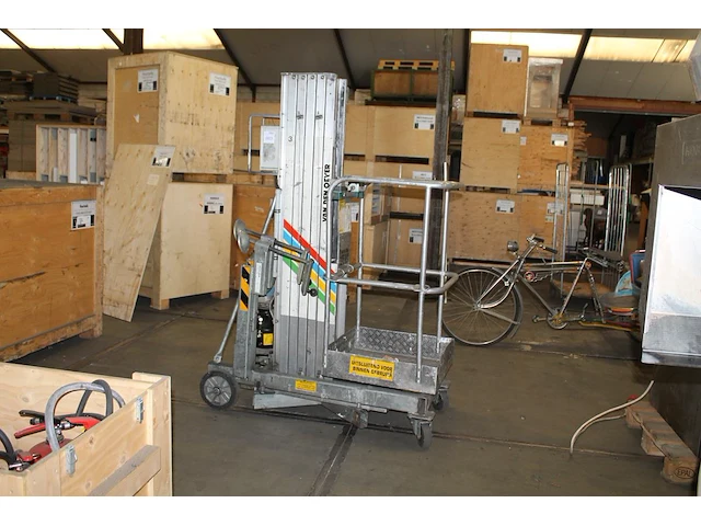 Personenlift alplift type phci940. bouwjaar1998. vermoedelijke max hoogte 9m40, max belasting 135kg. werkin... - afbeelding 1 van  3
