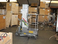 Personenlift alplift type phci940. bouwjaar1998. vermoedelijke max hoogte 9m40, max belasting 135kg. werkin... - afbeelding 1 van  3