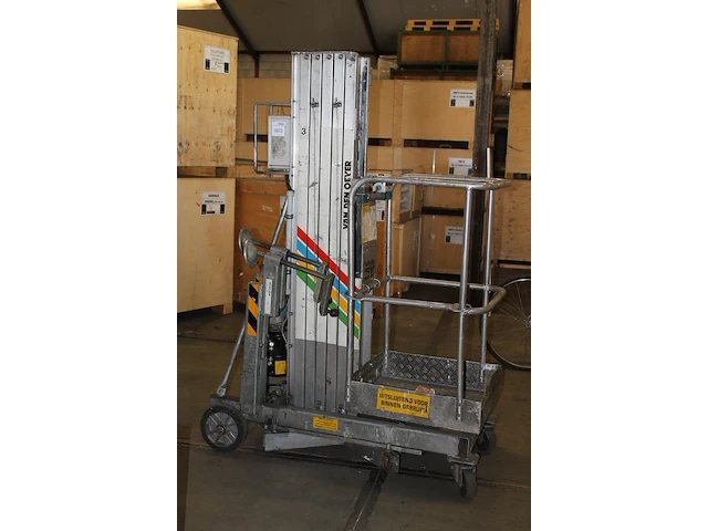 Personenlift alplift type phci940. bouwjaar1998. vermoedelijke max hoogte 9m40, max belasting 135kg. werkin... - afbeelding 2 van  3