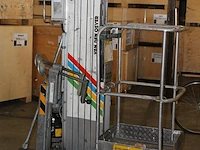 Personenlift alplift type phci940. bouwjaar1998. vermoedelijke max hoogte 9m40, max belasting 135kg. werkin... - afbeelding 2 van  3