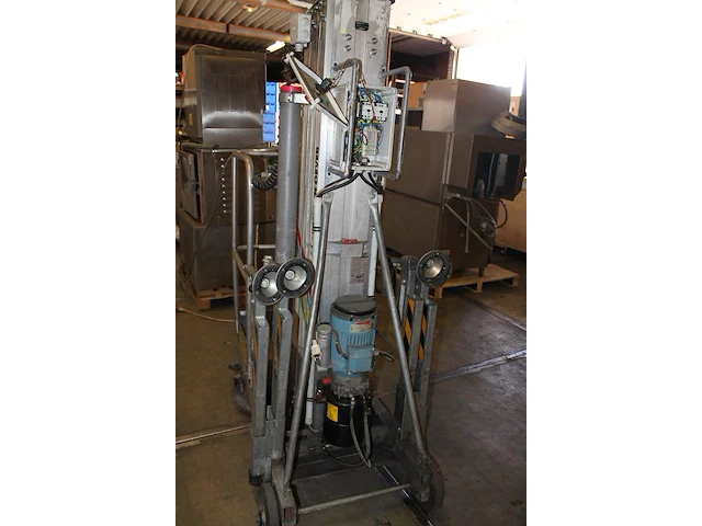 Personenlift alplift type phci940. bouwjaar1998. vermoedelijke max hoogte 9m40, max belasting 135kg. werkin... - afbeelding 3 van  3