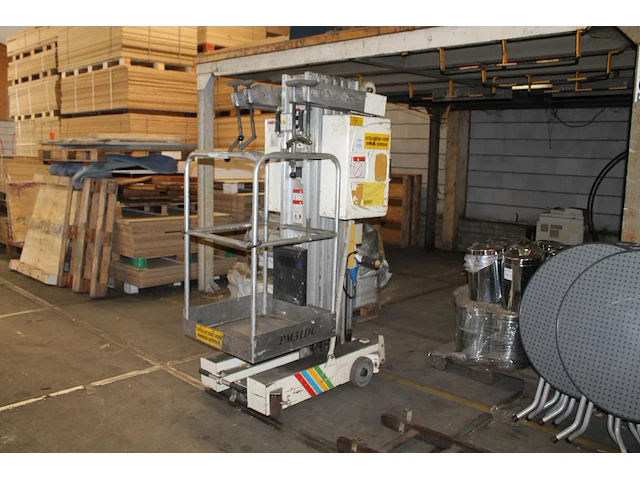 Personenlift grove type pm31dc. bouwjaar 1998. max vloerhoogte 7m70, max platformbelasting 160kg. - afbeelding 1 van  3