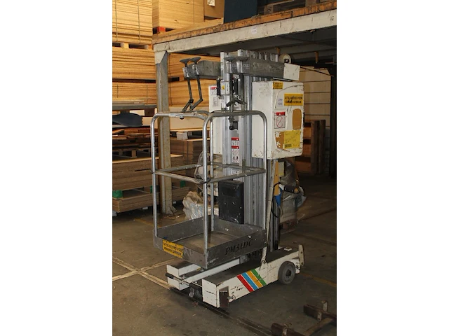 Personenlift grove type pm31dc. bouwjaar 1998. max vloerhoogte 7m70, max platformbelasting 160kg. - afbeelding 2 van  3