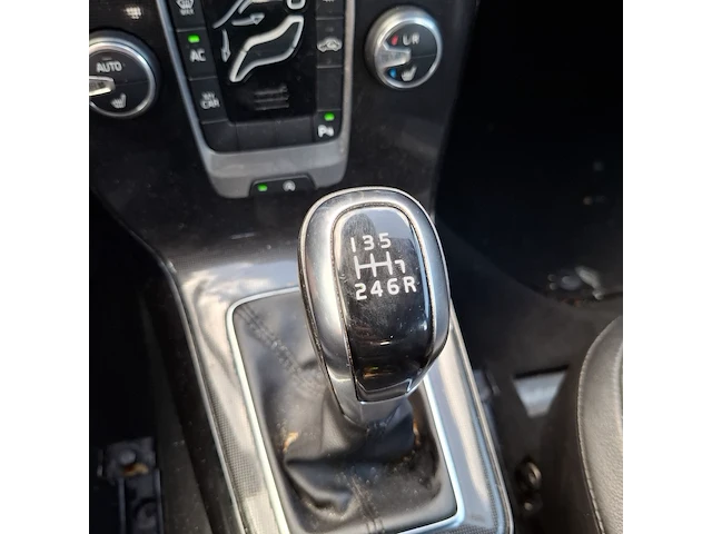 Personenwagen volvo, v40 2.0 d3, zwart, bouwjaar 2019 - afbeelding 18 van  48