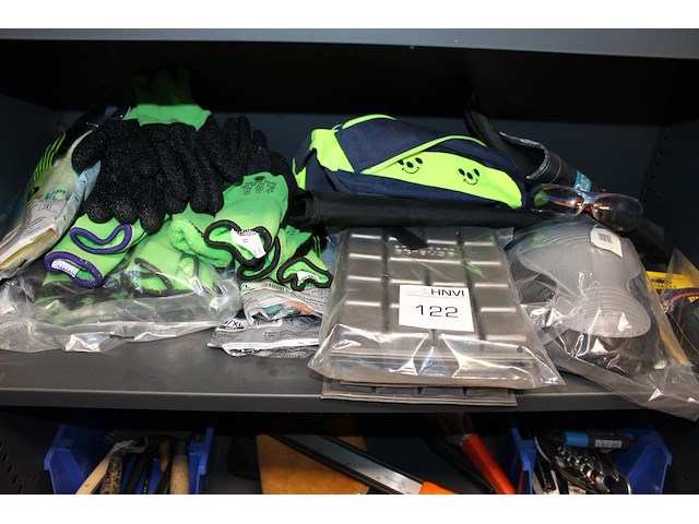 Persoonlijke beschermingsmiddelen op schaap, w.o. kneepads, kniebescherming en handschoenen. - afbeelding 1 van  2