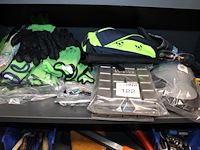 Persoonlijke beschermingsmiddelen op schaap, w.o. kneepads, kniebescherming en handschoenen. - afbeelding 1 van  2