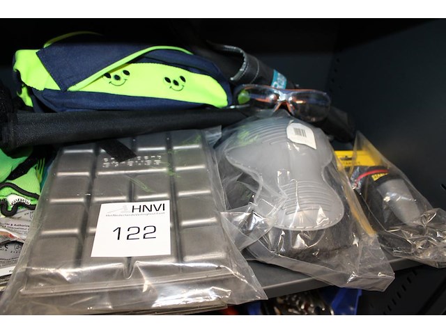 Persoonlijke beschermingsmiddelen op schaap, w.o. kneepads, kniebescherming en handschoenen. - afbeelding 2 van  2