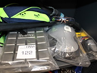 Persoonlijke beschermingsmiddelen op schaap, w.o. kneepads, kniebescherming en handschoenen. - afbeelding 2 van  2