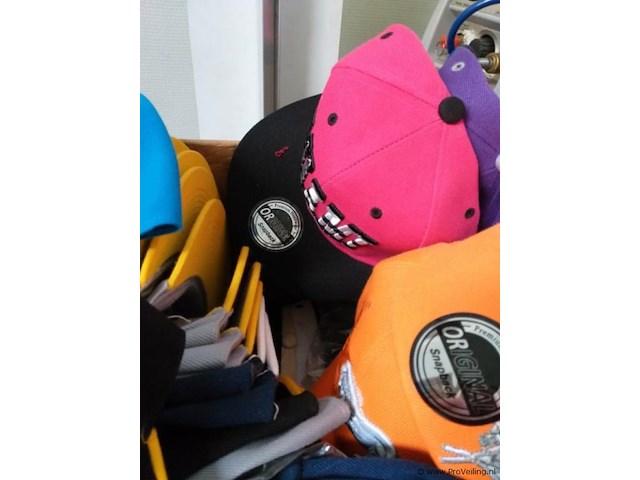 Petten / snapback petten - circa 30 stuks - afbeelding 2 van  3
