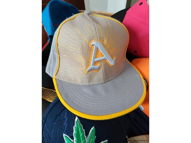 Petten / snapback petten - circa 30 stuks - afbeelding 2 van  3