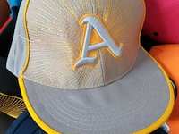 Petten / snapback petten - circa 30 stuks - afbeelding 2 van  3