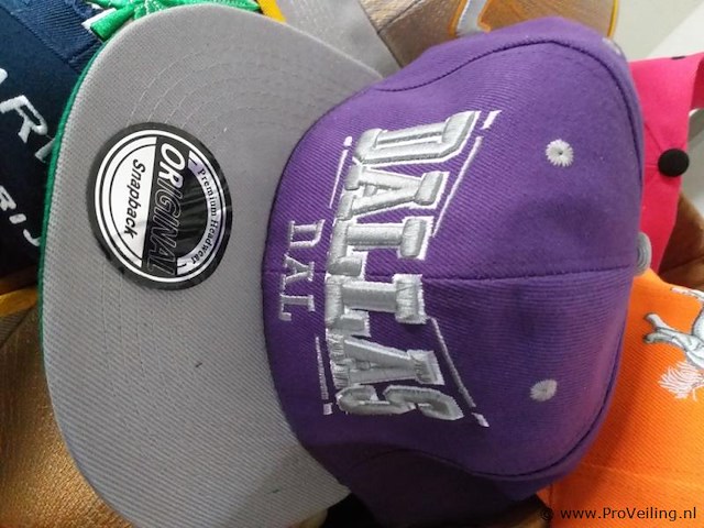 Petten / snapback petten - circa 30 stuks - afbeelding 3 van  3