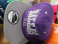 Petten / snapback petten - circa 30 stuks - afbeelding 3 van  3