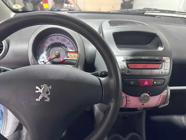 Peugeot - 107 - 1.0-12v xs - 11-xv-zt - afbeelding 16 van  16