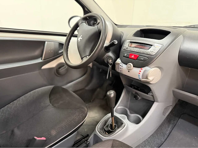 Peugeot - 107 - personenauto - 2010 - afbeelding 3 van  26