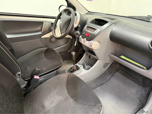 Peugeot - 107 - personenauto - 2010 - afbeelding 4 van  26