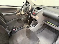 Peugeot - 107 - personenauto - 2010 - afbeelding 4 van  26