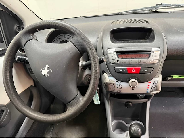 Peugeot - 107 - personenauto - 2010 - afbeelding 5 van  26
