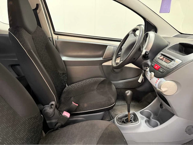 Peugeot - 107 - personenauto - 2010 - afbeelding 6 van  26