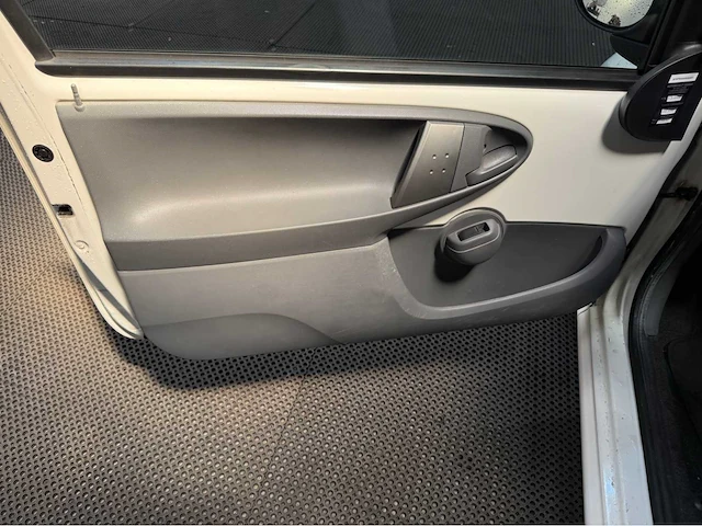 Peugeot - 107 - personenauto - 2010 - afbeelding 15 van  26