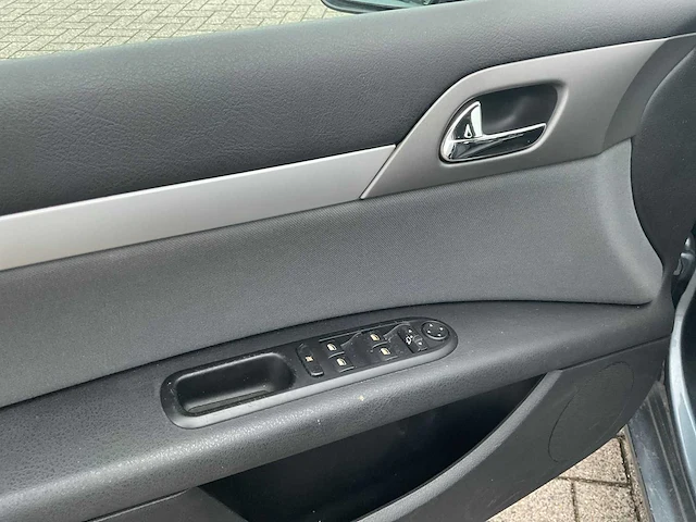 Peugeot - 2005 - 407 - 2.0 hdif xr pack - personenauto - afbeelding 14 van  31