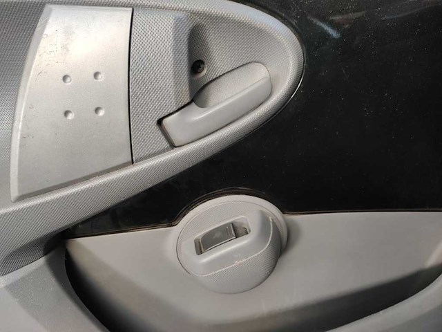 Peugeot - 2011 - 107 - 1.0-12v xs - 53-skh-4 - afbeelding 15 van  16