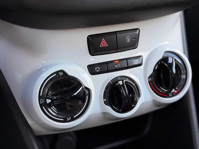 Peugeot - 2014 - 208 - 1.0 vti like - 73000 km - 4-xrr-92 - afbeelding 3 van  18