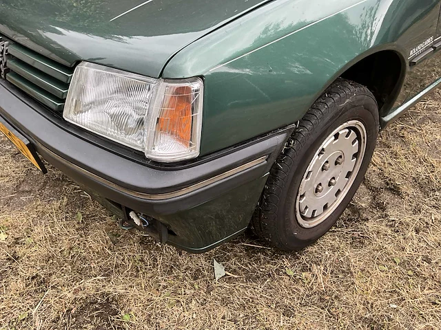 Peugeot - 205 - oldtimer (1992) - afbeelding 11 van  36