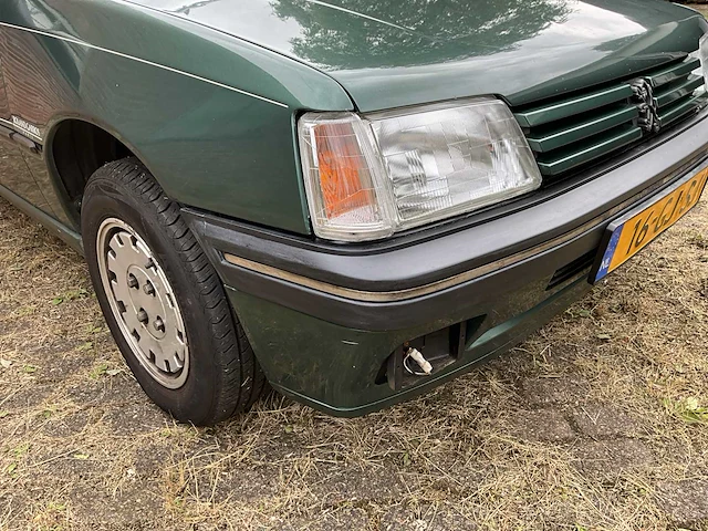 Peugeot - 205 - oldtimer (1992) - afbeelding 13 van  36