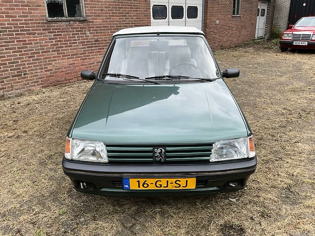 Peugeot - 205 - oldtimer (1992) - afbeelding 3 van  36