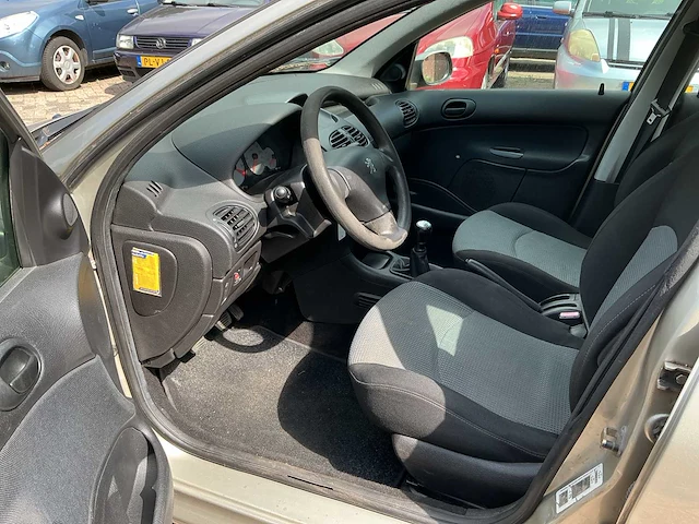 Peugeot - 206 - 1.4 air-line 2 - personenauto - afbeelding 12 van  13