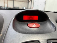 Peugeot - 206 cc - personenauto - 2002 - afbeelding 13 van  26